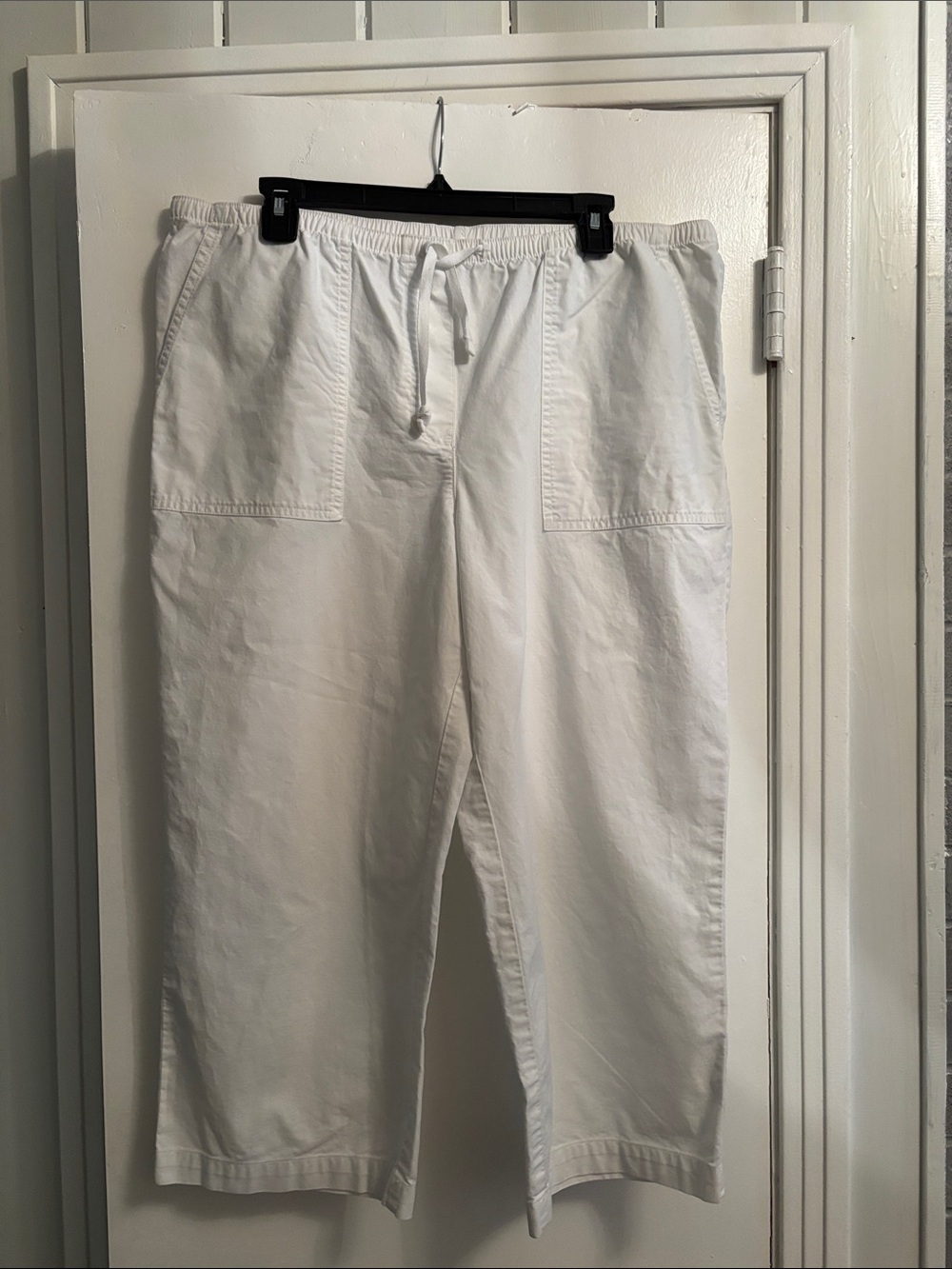 LL Bean white cotton capri length pants. Sz M